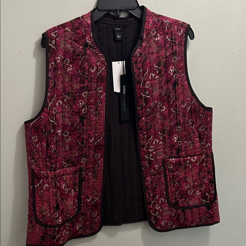 intro. Quilted Floral Burgundy Vest - Picture 3 of 6